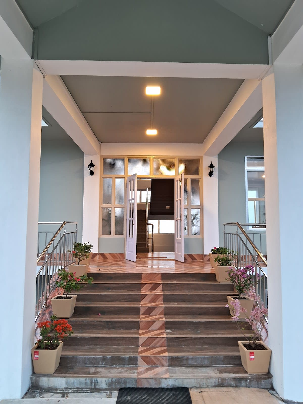 Cliffside Retreat with Breathtaking Waterfall View in Cherrapunji 2