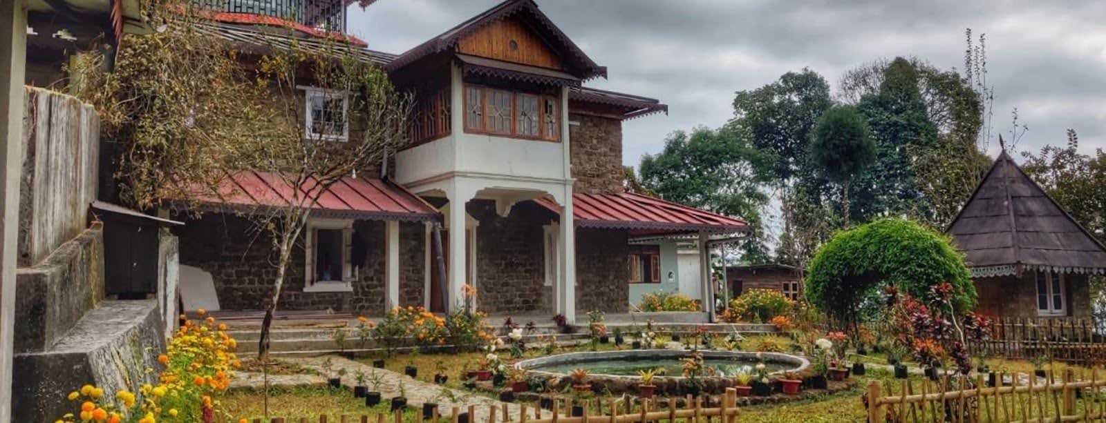 10BR Wood Chalet w/ Private Hill & Kanchanjunga in Takdah 8