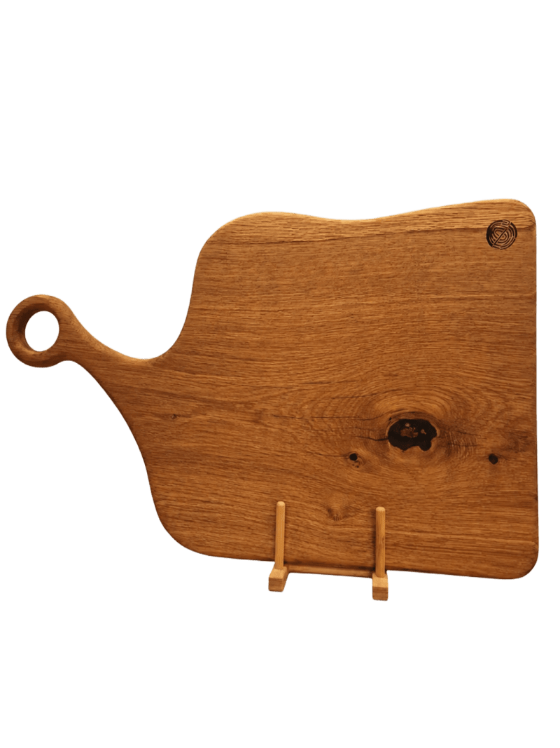 Detaliu mobilier din lemn meșteșugit manual în atelierul InuWood