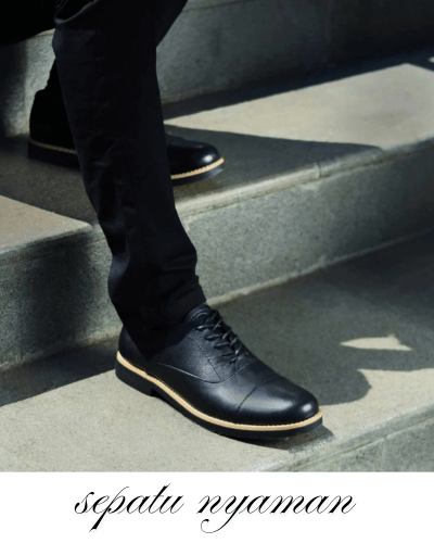 orang sedang duduk ditangga dan menggunakan sepatu AlphaMan x Kenzio Oxford 01 Black