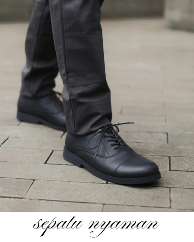 orang sedang duduk menggunakan sepatu AlphaMan x Kenzio Oxford 01 Black