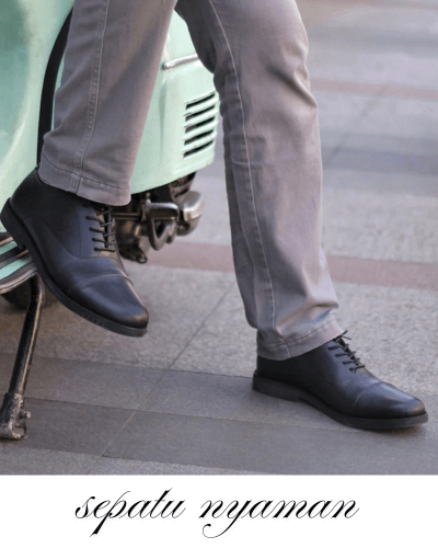 orang sedang duduk di vespa dan menggunakan sepatu AlphaMan x Kenzio Oxford 01 Black