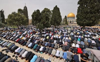 Muslims praying at Temple Mount taken from: https://www.timesofisrael.com/forces-on-high-alert-in-jerusalem-for-friday-ramadan-prayers-after-tel-aviv-attack/ 