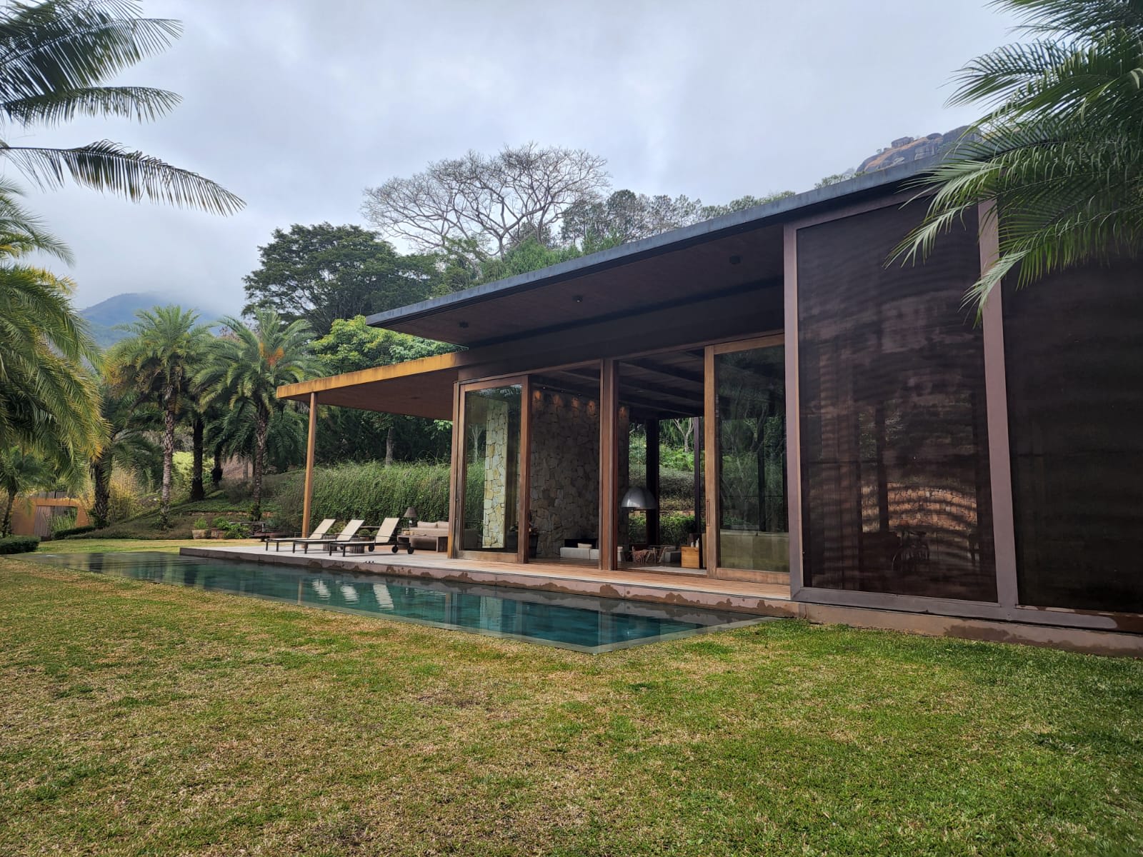 Mansão linear em Alto luxo dentro de condomínio em Itaipava!