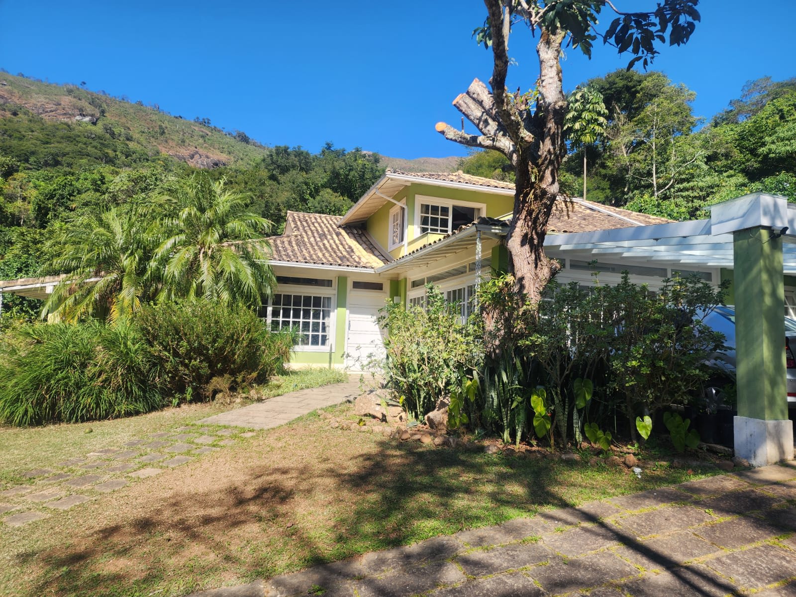 Casa elegante e charmosa dentro de condomínio em Araras.