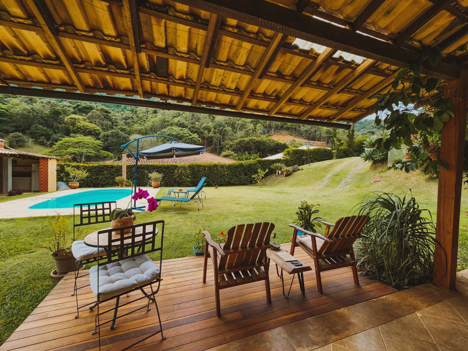Casa muito charmosa com excelente terreno plano.