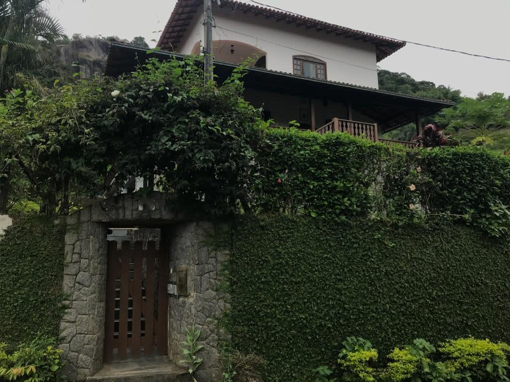 Casa dentro de condomínio em Areal.