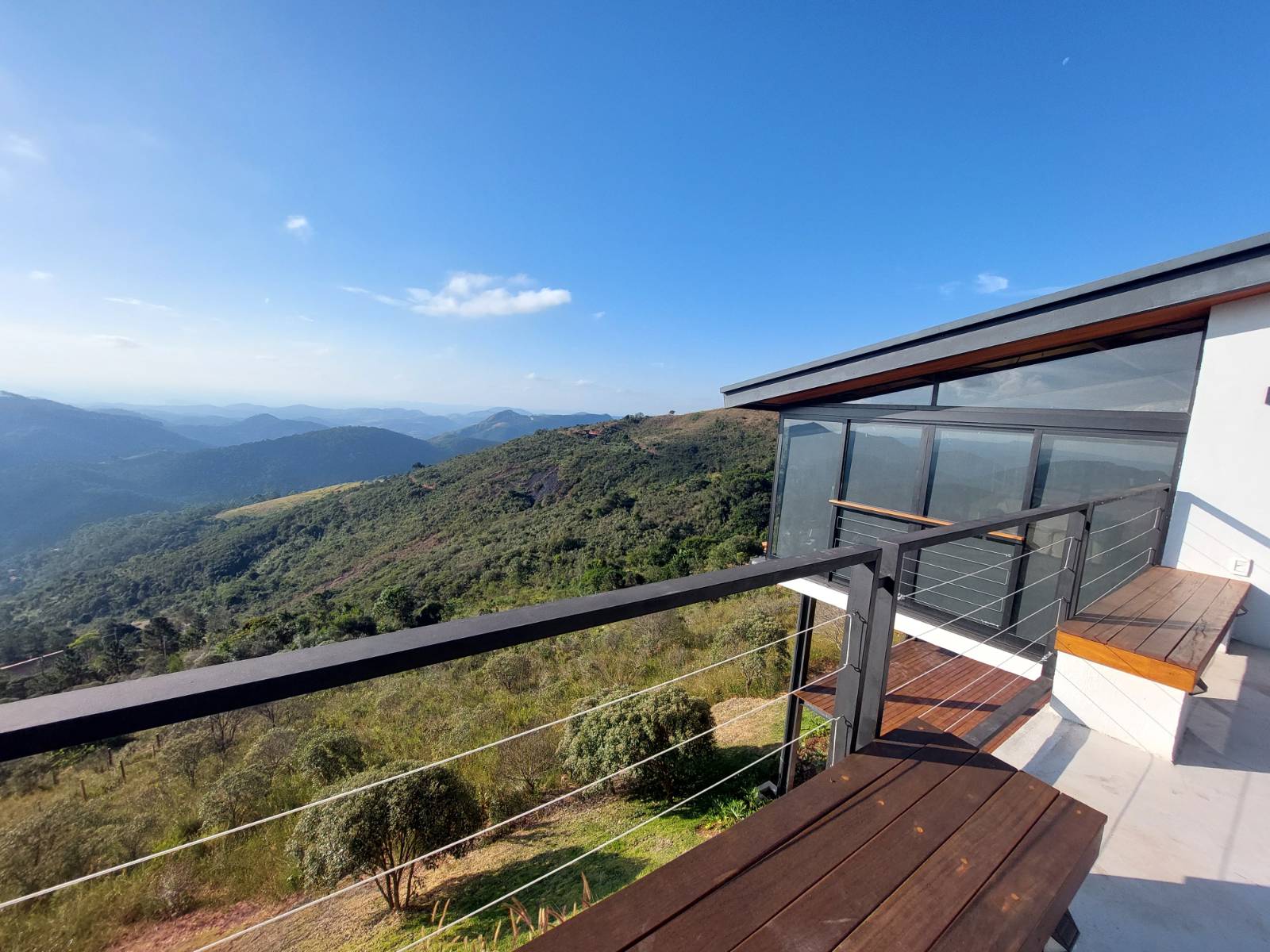 Casa com uma vista maravilhosa dentro de condomínio.