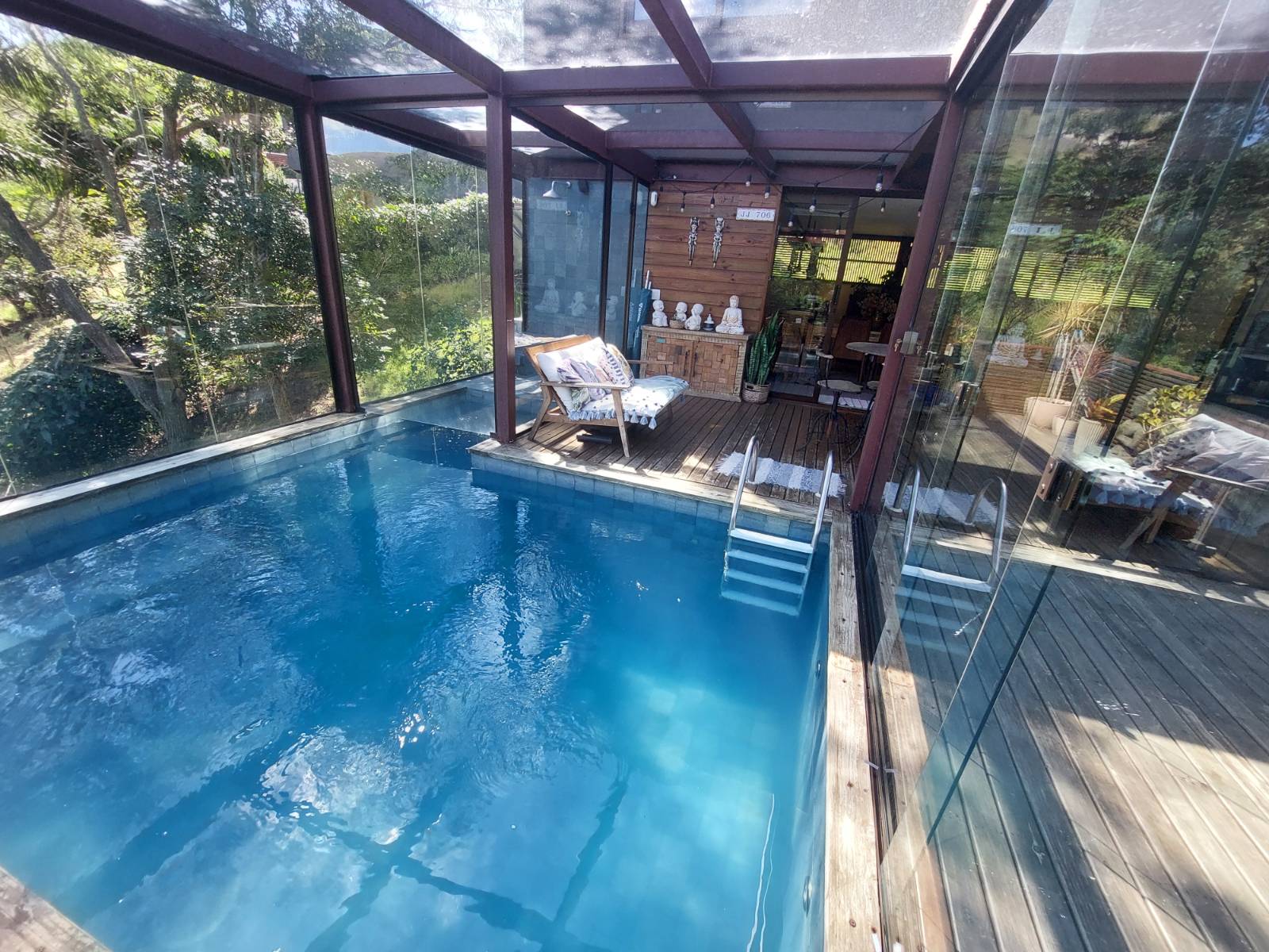 Casa com excelente padrão de acabamento dentro de condomínio em Itaipava.