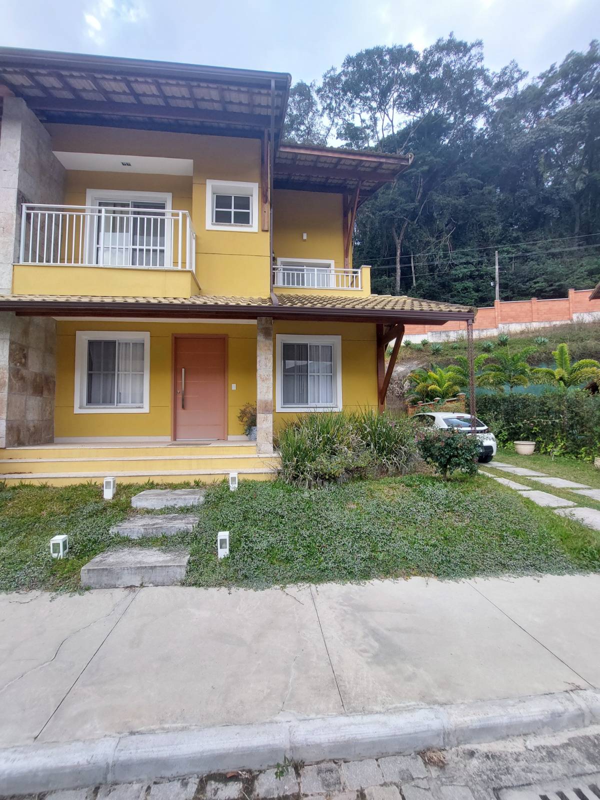 Casa dentro de excelente condomínio em Itaipava
