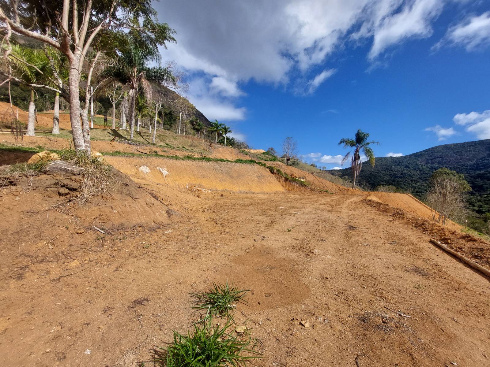 Lotes prontos para você construir dentro de condomínio.
