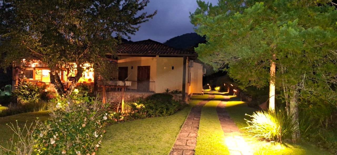 Casa rústica e espaçosa dentro de condomínio em Araras.