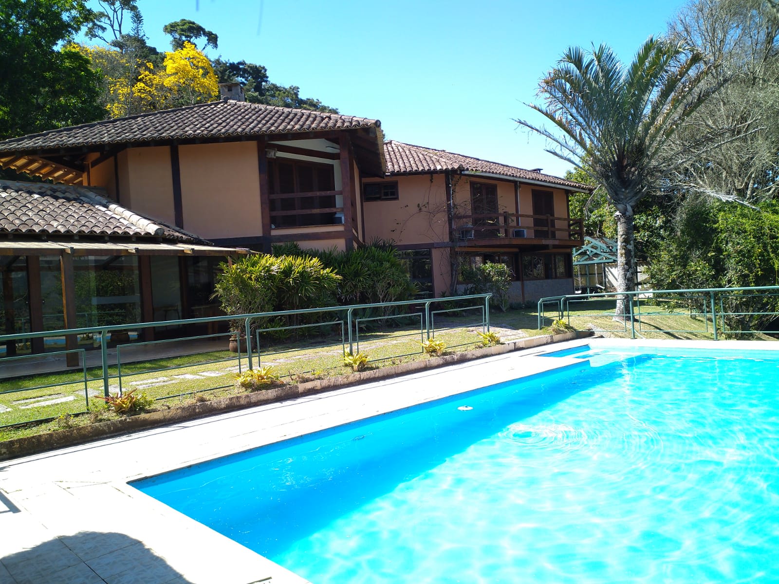 Casa maravilhosa dentro de condomínio a 2Km do centrinho de Araras.