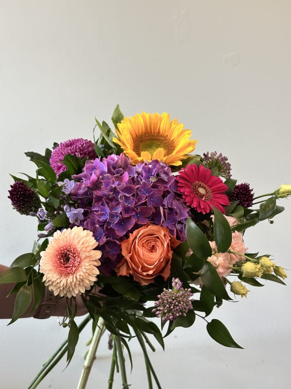 Klassiek boeket — boeket van Atelier Bloeiend in Dronten
