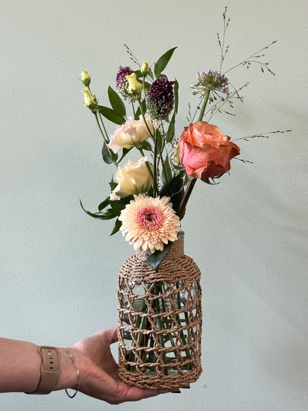 Vaasje met bloemen — boeket van Atelier Bloeiend in Dronten