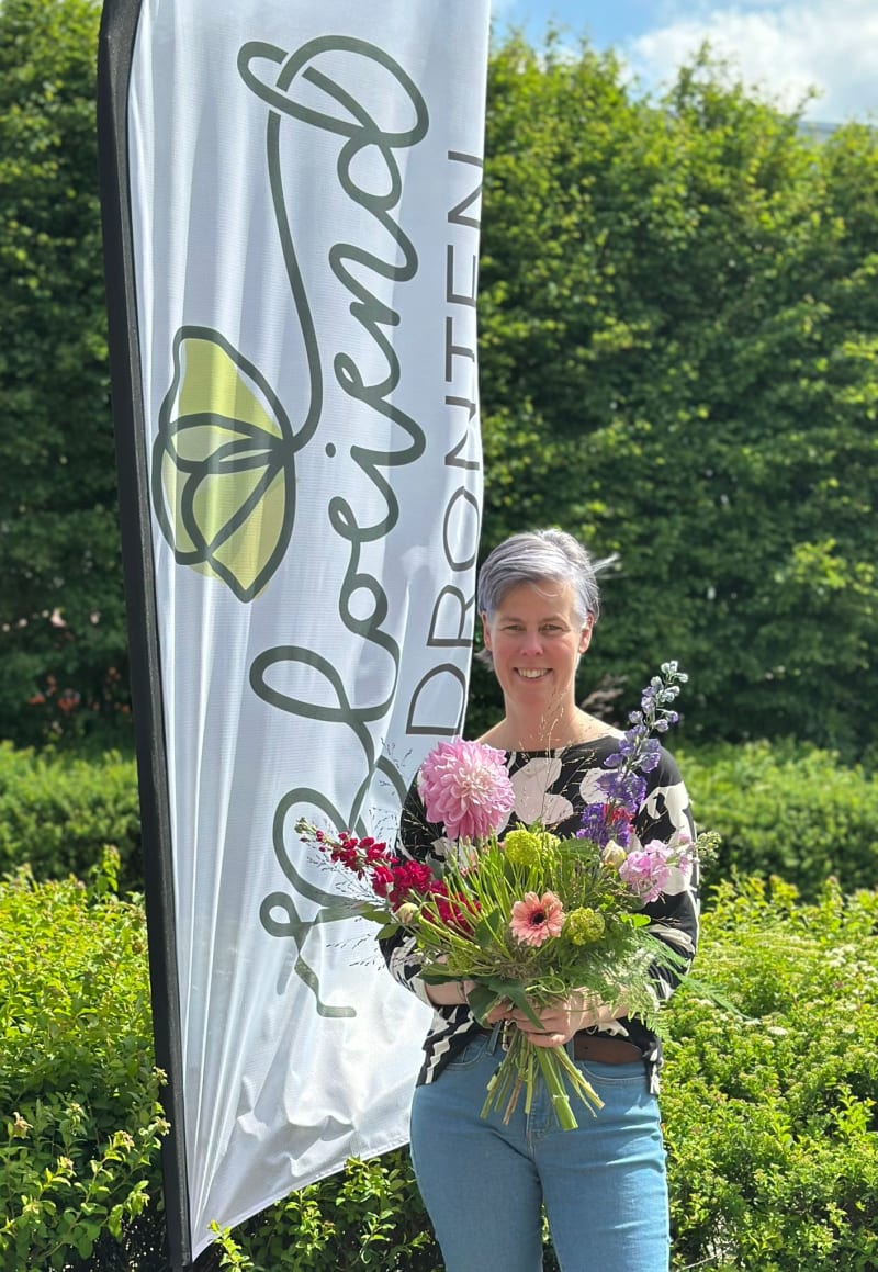 Jessica Broek staat in haar atelier in Dronten