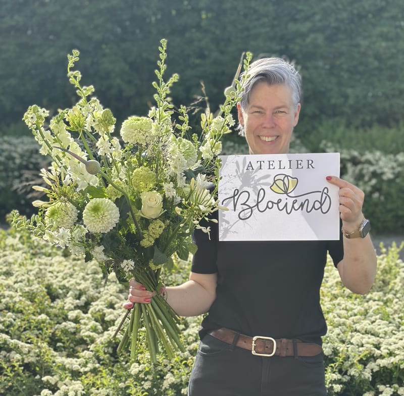 Jessica Broek staat in haar atelier in Dronten