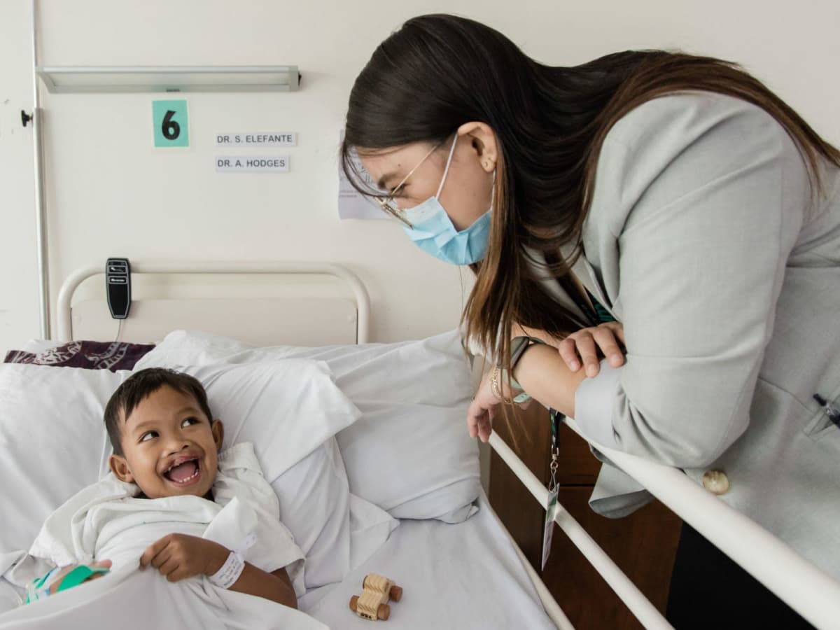 Doctor visiting child in hospital