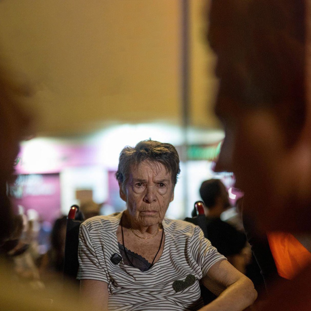 Minlərlə insan 71 ildir yaşadığı evdən çıxarılan qadın üçün küçələrə çıxdı…
