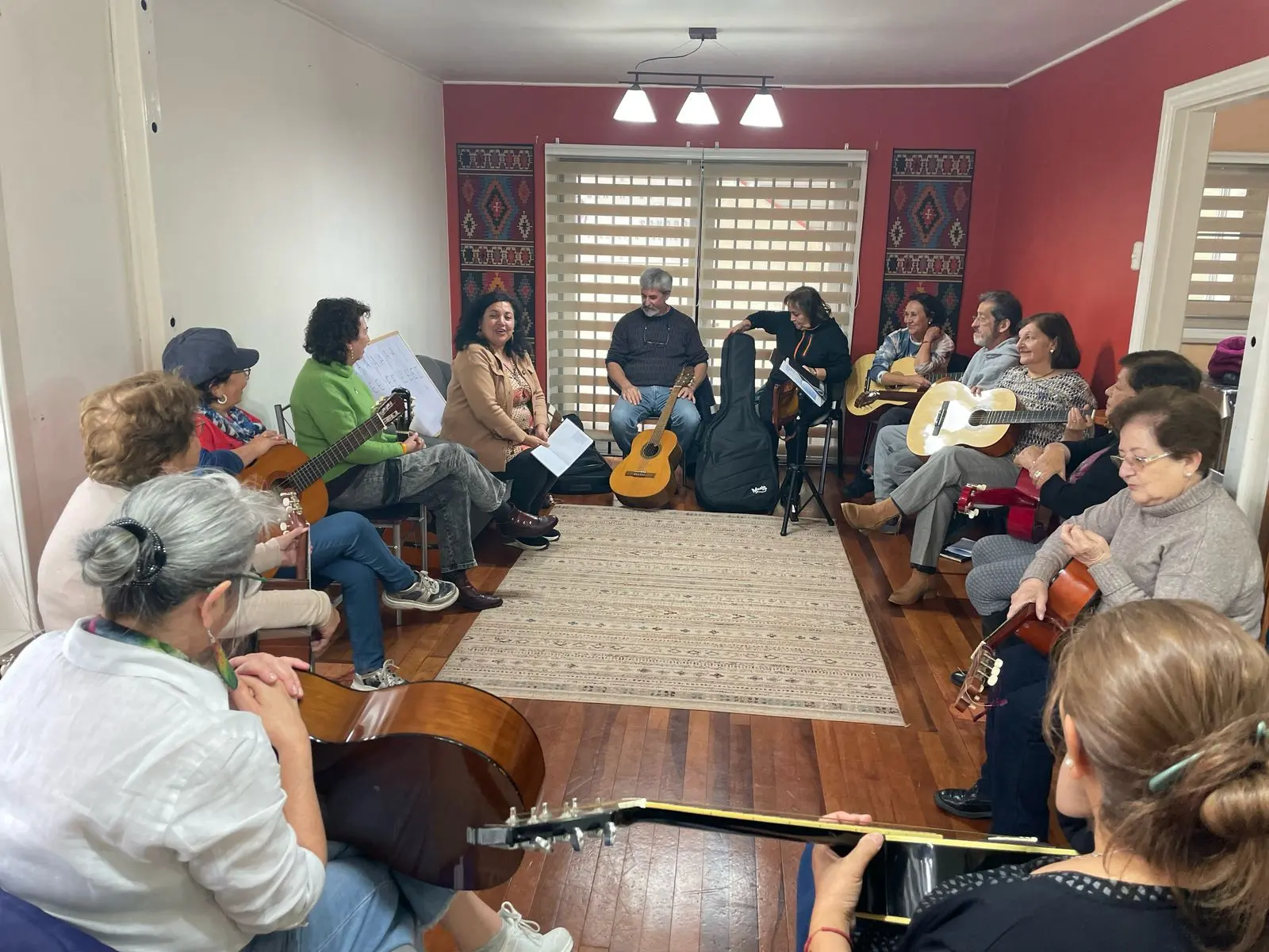 Estudiantes en el taller de cuerdas