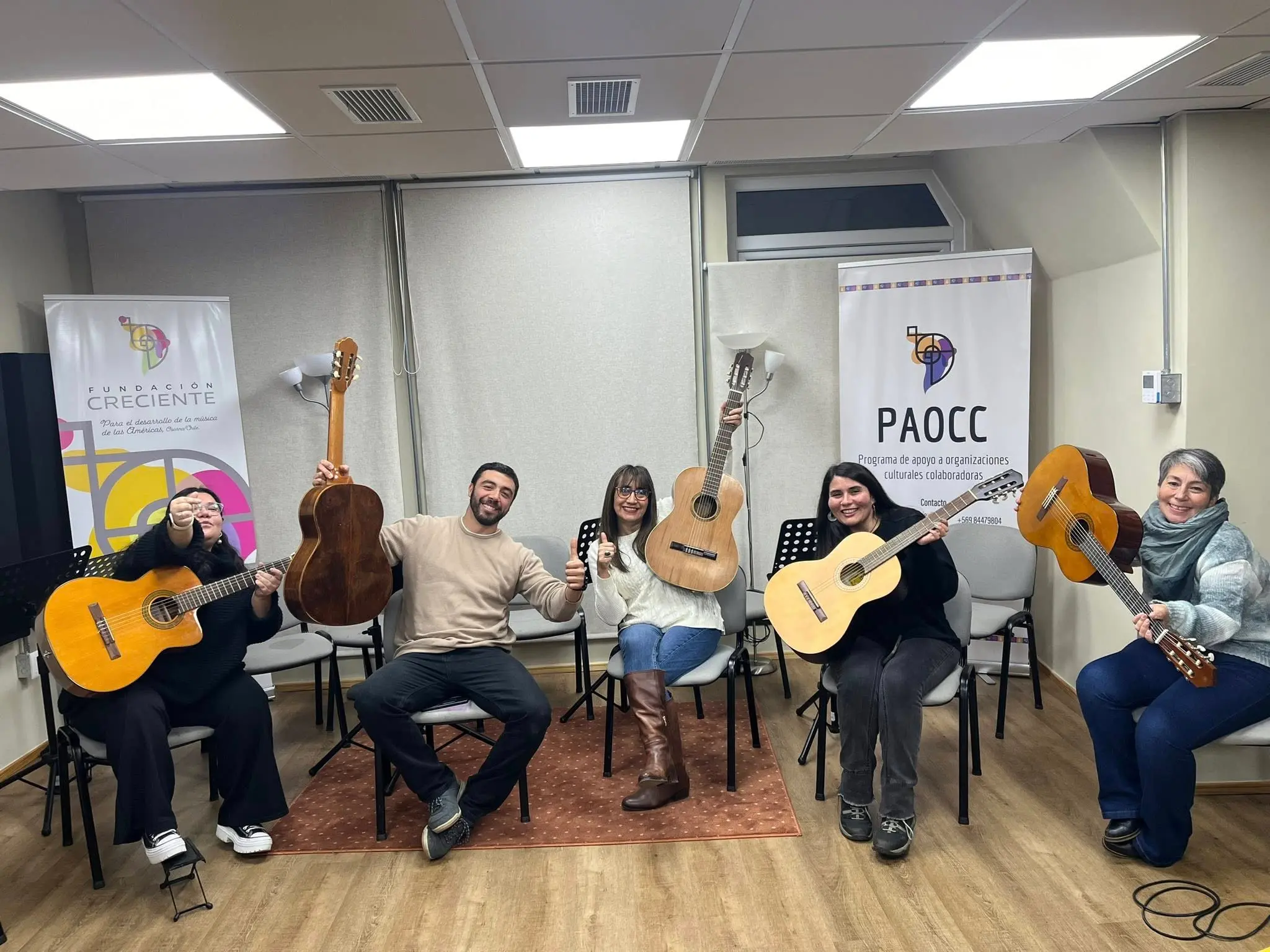 Estudiantes en el taller de cuerdas