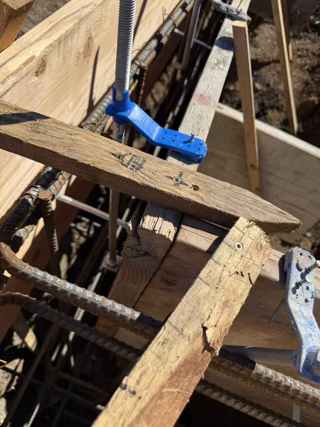 Bracing for concrete formwork