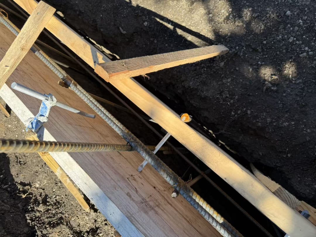 Bracing along foundation edge