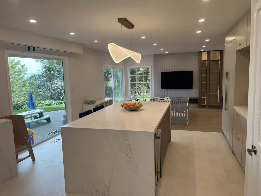 Kitchen with integrated appliances