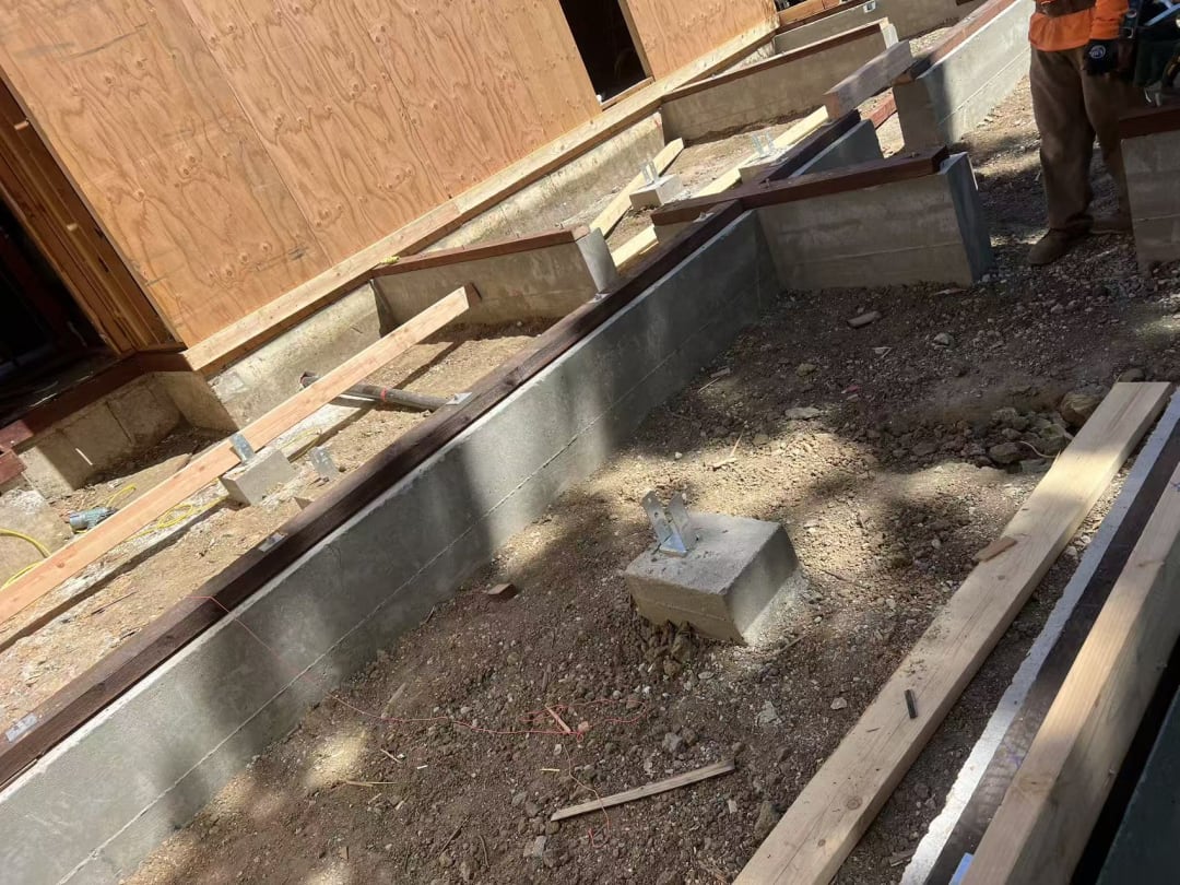 Concrete foundation edge finish