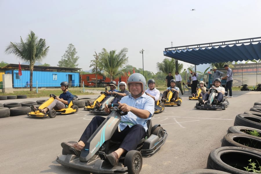 Trải nghiệm trò chơi tại khu du lịch Phong Nha Valley - Ảnh: H.N