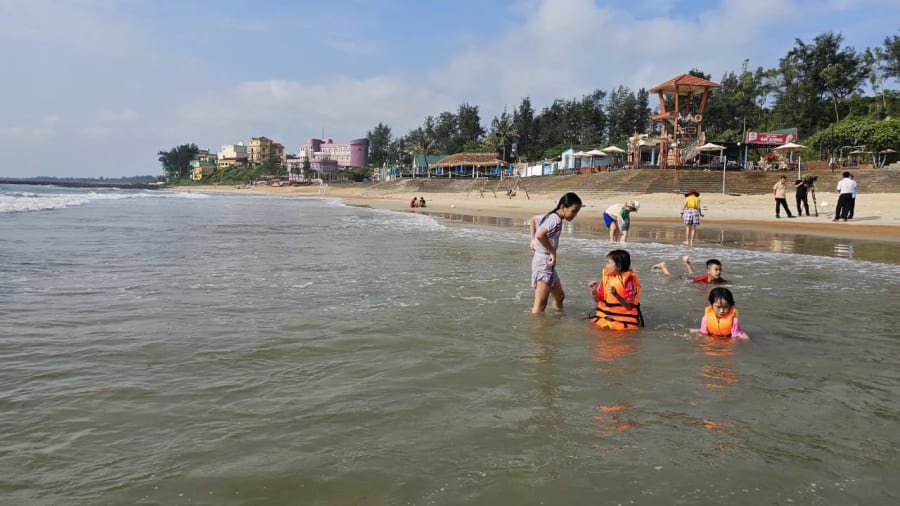Thói quen mặc áo phao khi tắm biển: Biện pháp phòng ngừa hữu hiệu nhất trước các tình huống bất ngờ.