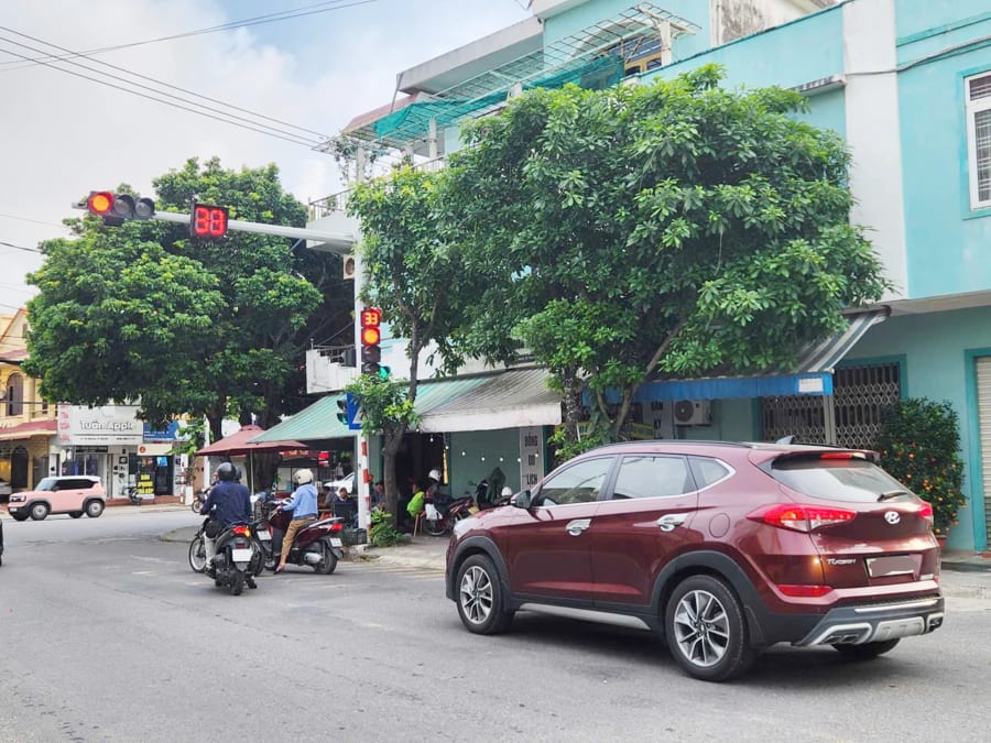 Vạch kẻ đường phân làn bị mờ ảnh hưởng không nhỏ đến việc vi phạm lỗi đi sai làn tại nút giao Lý Nam Đế -Trần Hưng Đạo - Ảnh: B.T