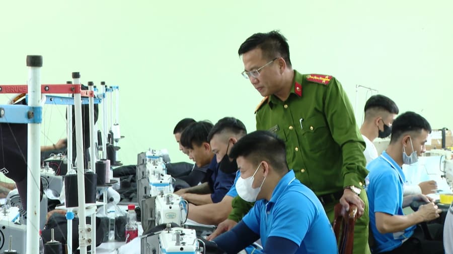 Học viên cai nghiện ma túy tham gia đào tạo nghề may công nghiệp tại Cơ sở cai nghiện số 2 - Ảnh: V.T