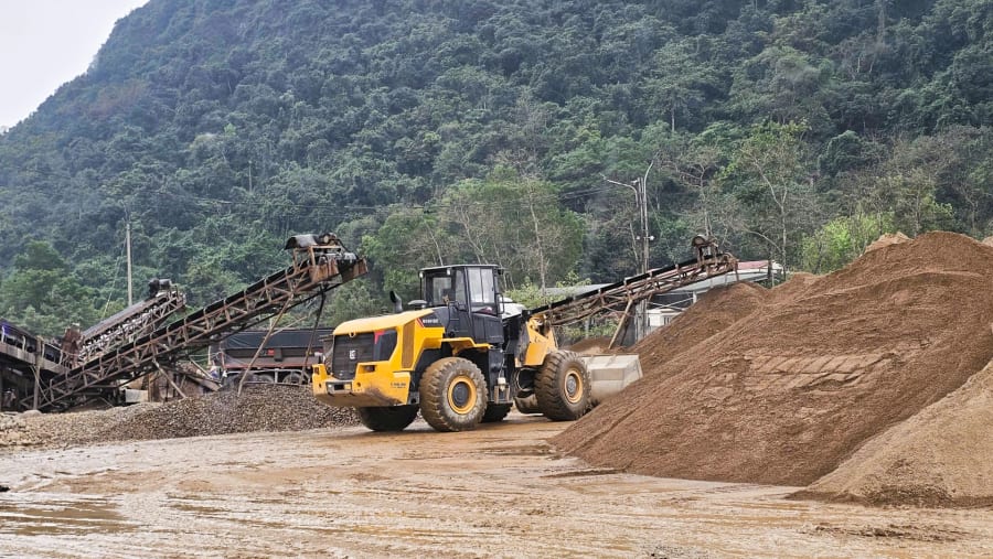 Hoạt động nạo vét, tận thu sản phẩm của Công ty TNHH Anh Sơn SK tại xã Hiếu Giang gây nhiều ảnh hưởng đến đời sống người dân thôn Thượng Lâm, xã Cam Lộ - Ảnh: L.T
