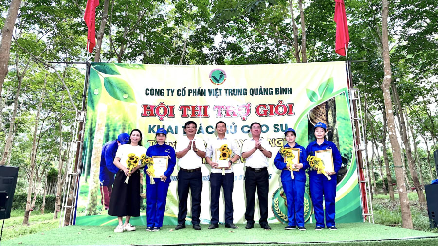 Công ty trao giải Nhất tập thể cho đơn vị Sao Vàng - Ảnh: Quang Ngọc.