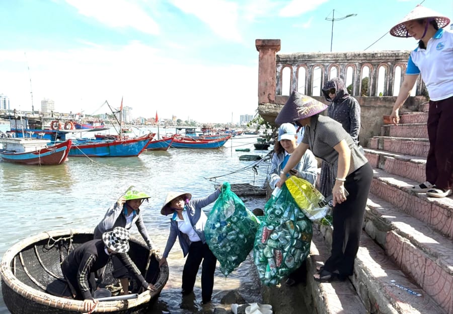 Chi hội Phụ nữ Tổ dân phố Mỹ Cảnh tích cực đưa rác từ biển vào bờ góp phần bảo vệ môi trường - Ảnh: P.V