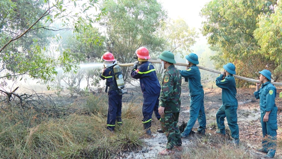 Các lực lượng chức năng vẫn đang tiếp tục triển khai nhiều phương án nhằm khống chế hoàn toàn đám cháy - Ảnh: H.T