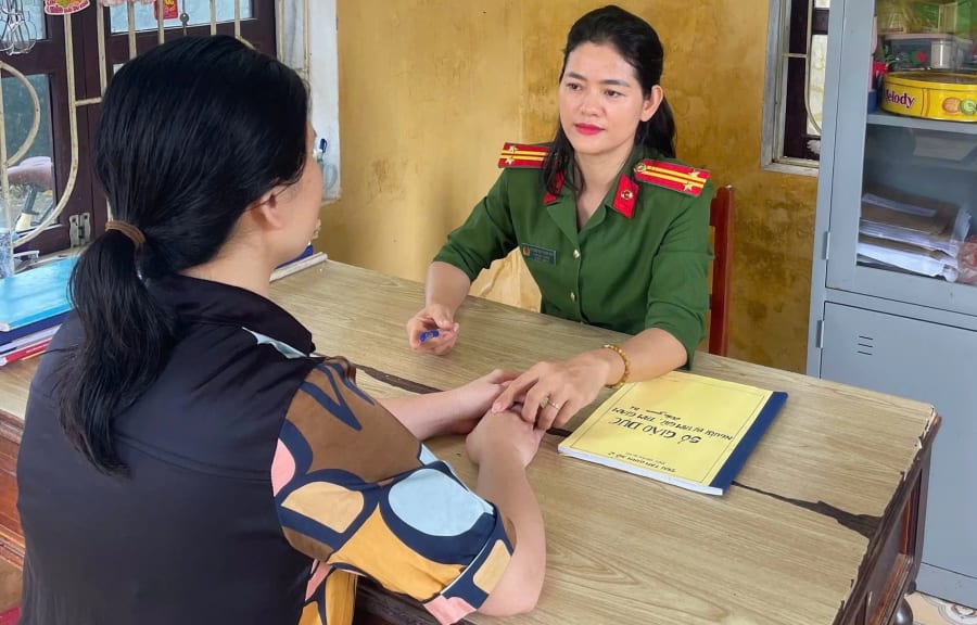 Cán bộ quản giáo thăm hỏi, nắm bắt tâm tư người bị giam giữ - Ảnh: T.T