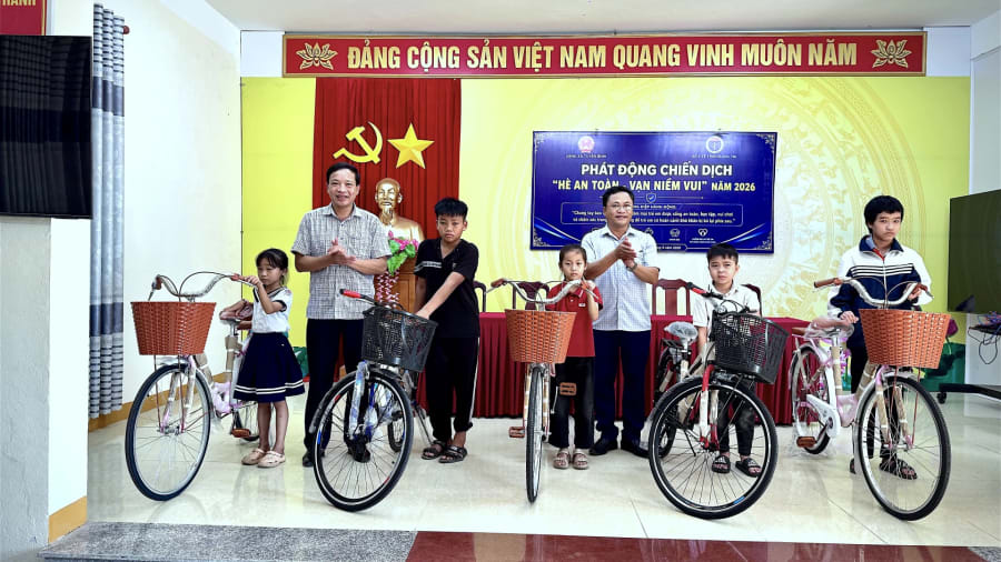 Xã Tuyên Bình phối hợp Sở Y tế trao 20 suất học bổng và 5 xe đạp cho học sinh có hoàn cảnh khó khăn - Ảnh: Quang Ngọc.