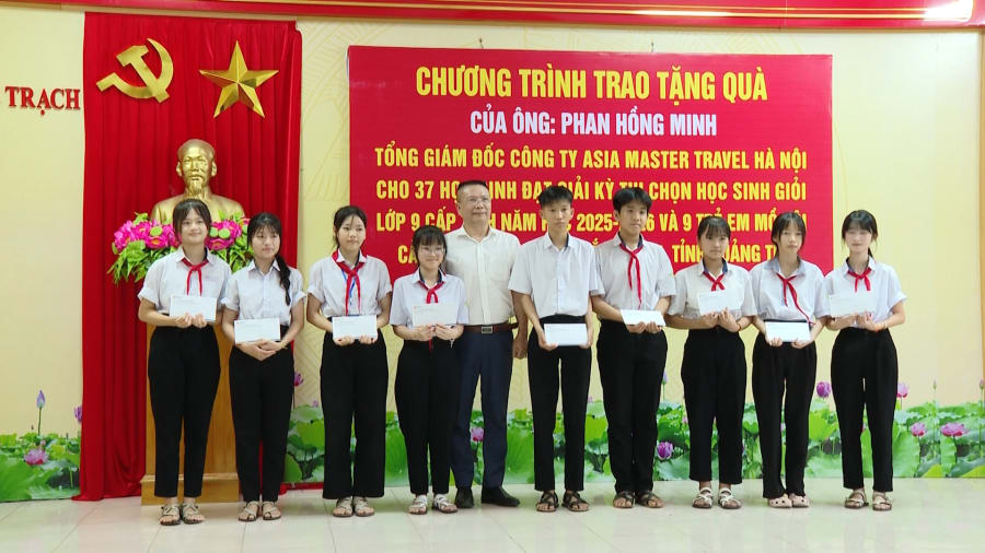Trao quà cho học sinh đạt giải kỳ thi học sinh giỏi lớp 9 cấp tỉnh - Ảnh: K.H