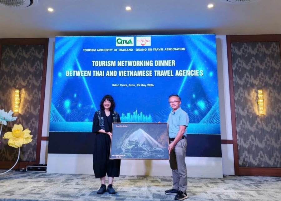 Đại diện Hội Lữ hành Quảng Trị tặng quà lưu niệm Lãnh đạo Tổng cục Du lịch Thái Lan - Ảnh: N.B