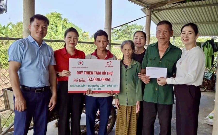 Với gia đình anh Lê Văn Thức, sự hỗ trợ kịp thời của Hội Chữ thập đỏ tỉnh và Quỹ Thiện Tâm (Tập đoàn Vingroup) là sự động viên vô cùng quý giá-Ảnh: Hội CTĐ tỉnh.

