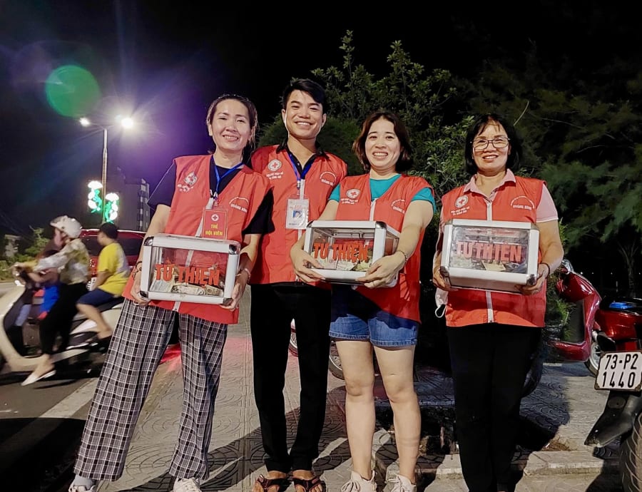 Các thành viên câu lạc bộ tranh thủ đi hát tại các nhà hàng, quán ăn, chương trình giao lưu để gây quỹ-Ảnh: CLBCC