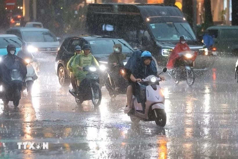 Mưa giông diện rộng trên địa bàn Hà Nội vào tối 9/6. (Ảnh: Minh Quyết/TTXVN)