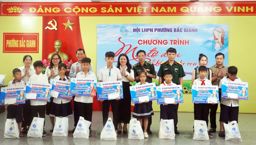 Các tổ chức, cá nhân hảo tâm trao quà và kinh phí hỗ trợ cho trẻ em - Ảnh: N.M