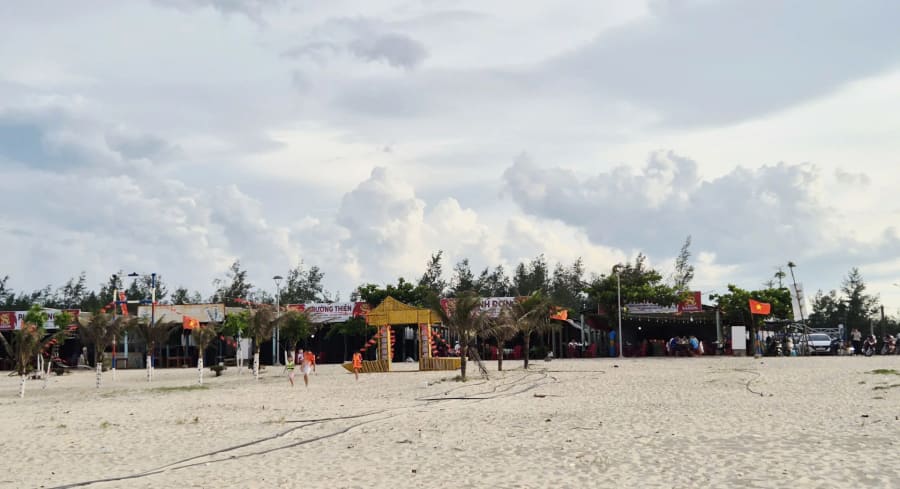 Động lực từ du lịch biển giúp các cơ sở kinh doanh dịch vụ, ẩm thực dọc bãi tắm Nhật Tân được đầu tư khang trang, bài bản để phục vụ du khách - Ảnh: K.S