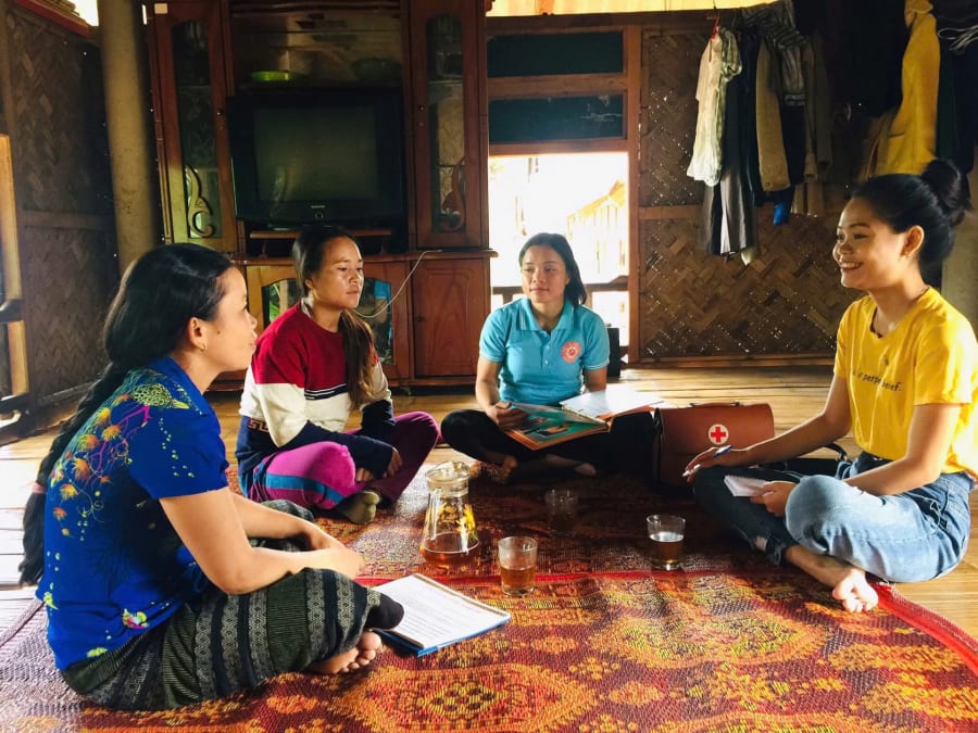 Biên tập viên Hồ Thị Thới (ngoài cùng bên phải) chuyện trò, lắng nghe những câu chuyện ý nghĩa từ các điển hình ở vùng cao - Ảnh: Q.H