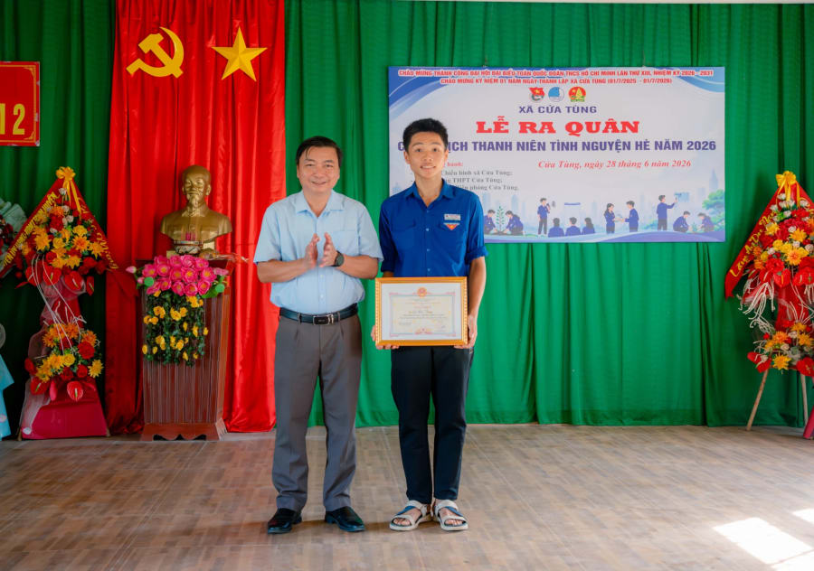 Học sinh Lê Đức Trung nhận Giấy khen của UBND xã Cửa Tùng - Ảnh: UBND xã Cửa Tùng
