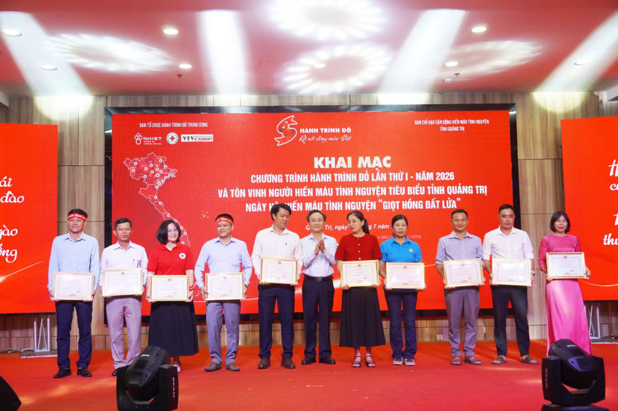 Đồng chí Hoàng Xuân Tân trao Bằng khen của Chủ tịch UBND tỉnh cho các cá nhân tiêu biểu - Ảnh: Nh. V