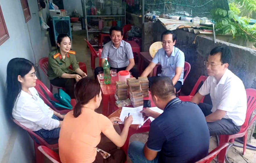 Hình ảnh các hộ dân cuối cùng đồng thuận nhận tiền bồi thường và hỗ trợ - Ảnh: P.V.
